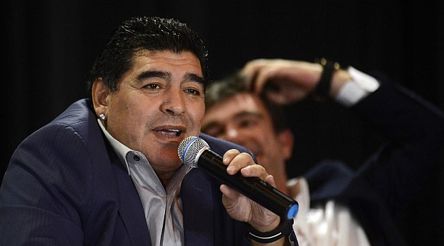 Maradona: "No hay penalti, es amarilla para Robben"