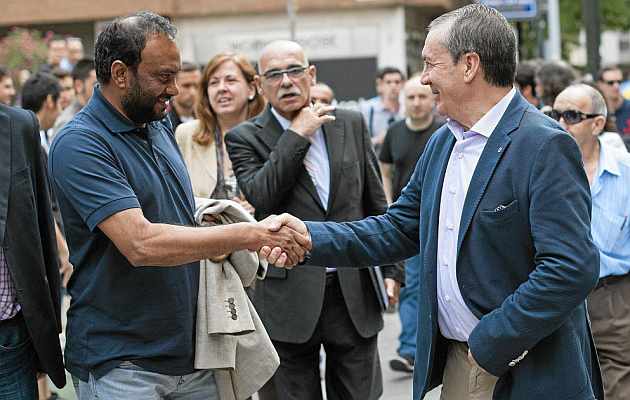Ignacio Zorita saluda a Kadir Sheikh antes de la reunin en Ibercaja. / Toni Galn