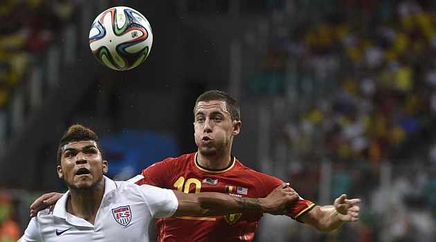 Yedlin disputa el baln con el belga Hazard