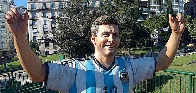 Vandals stick two fingers up at Messi statue