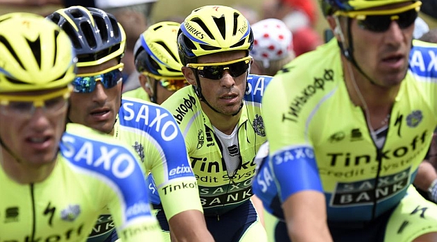 Contador escoltado por sus compaeros del Tinkoff. AFP
