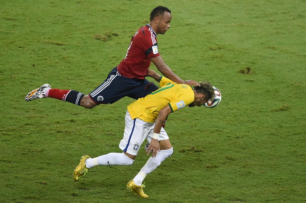 Brasil insta a la FIFA a castigar a Ziga por el rodillazo a Neymar