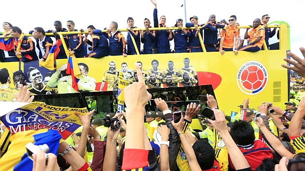 Ms de 120.000 aficionados reciben a la seleccin colombiana