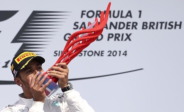 Hamilton en el podio de Silverstone / REUTERS