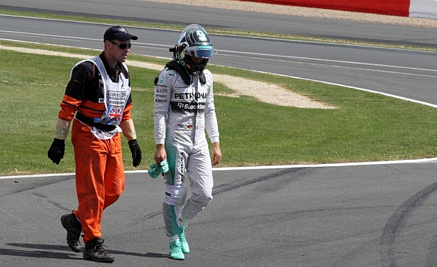 Rosberg sale caminando de Silverstone tras su abandono / RV. RACINGPRESS