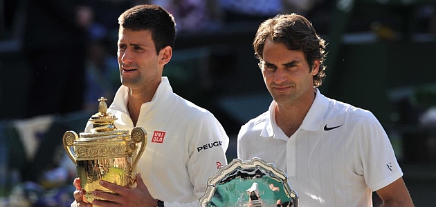 Djokovic y Federer posan en la entrega de premios / AFP