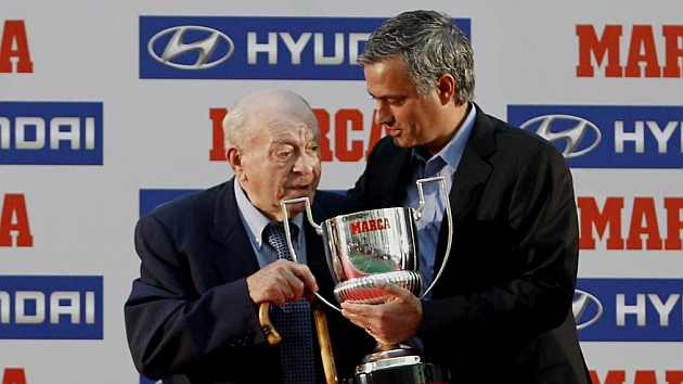 Di Stfano entrega a Mourinho el premio MARCA al mejor entrenador. / RAFA CASAL (MARCA)