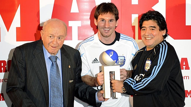 Di Stfano y Maradona entregan a Messi el Premio Di Stfano en 2009. / AFP