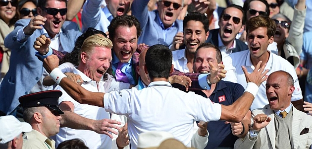 Novak Djokovic celebra su victoria en Wimbledon con su equipo / AFP