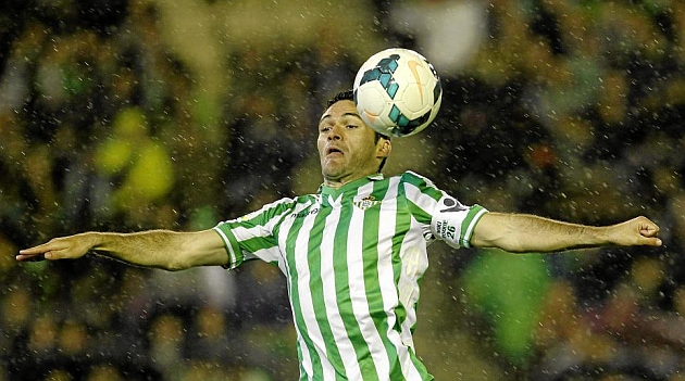 Molina controla un balón con el pecho en un duelo ante el Málaga. RAMÓN NAVARRO