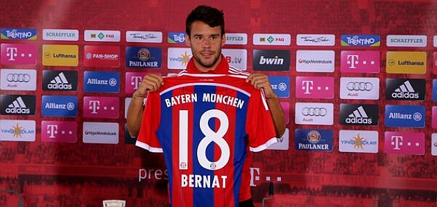 Bernat con su nueva camiseta en la presentacin (Twitter Bayern)