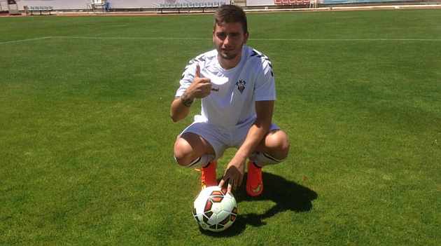 Cristian posando con su nuevo equipotwitter Albacete