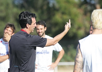Emery da instrucciones a sus jugadores en Costa Ballena. PACO MARTN