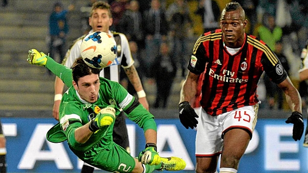 Scuffet despeja un baln en un partido contra el Milan. / AFP