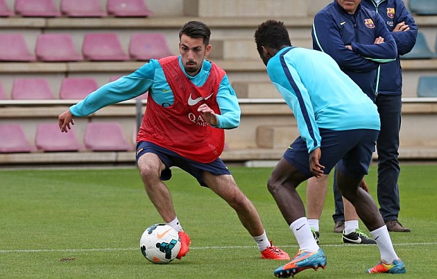 Isaac Cuenca intenta irse de su hombre en un entrenamiento con el FC Barcelona
