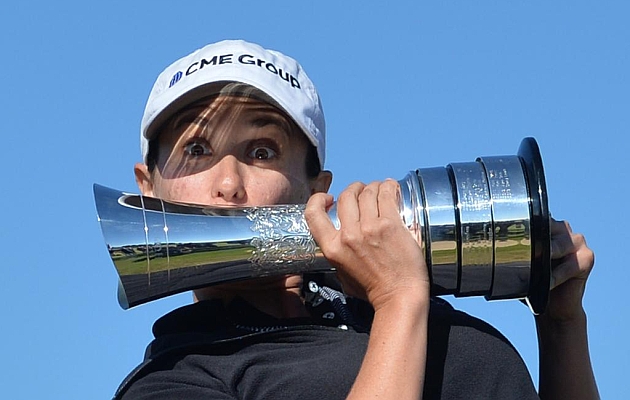 La golfista estadounidense Mo Martin posa de esta peculiar manera con su trofeo del Open Britnico
