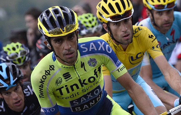 Alberto Contador seguido de cerca por Richie Porte (izq) y Vincenzo Nibali (der) en una etapa del Tour