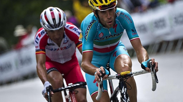 'Purito' junto a Nibali en los ltimos metros de la etapa. AFP