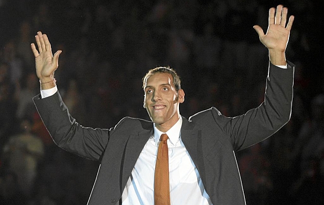 Roberto Dueñas el día de su despedida como jugador de baloncesto (2007)
