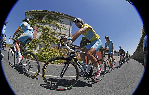Vincenzo Nibali en primer plano durante la duodcima etapa del Tour de Francia