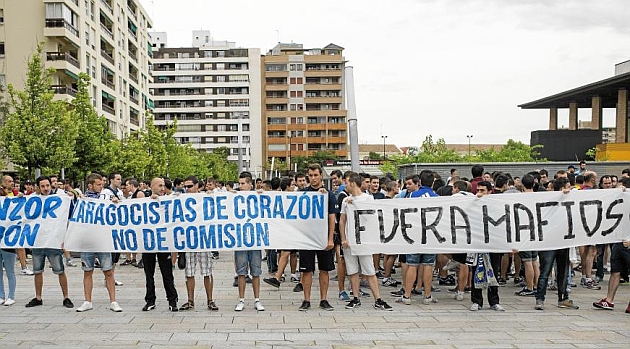 Los aficionados del Zaragoza, durante una manifestacin / Toni Galn (Marca)