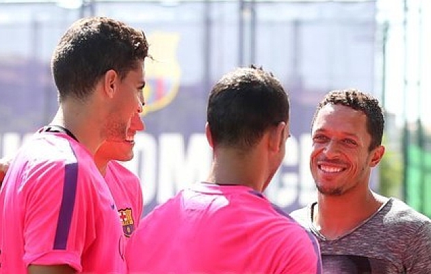 Adriano charl con todos en el entrenamiento. (FC Barcelona)