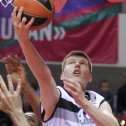 Baskonia ficha a la perla letona forjada en el infierno del Partizan y que juega con nueve dedos
