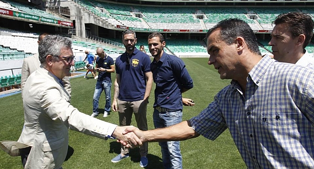 Domnguez Platas saluda a Alexis en el estadio | Foto: Ramn Navarro