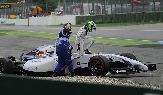Massa sale de su coche tras dar varias volteretas / RV. RACINGPRESS