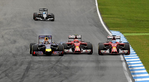 Vettel, Räikkönen y Alonso protagonizaron esta peculiar imagen, con siete títulos mundiales en pocos metros / RV RACING PRESS