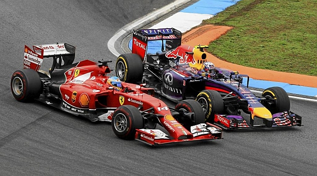 Fernando Alonso (32)yDaniel Ricciardo (25), durante el duelo que mantuvieron en Hockenheim / RV RACING PRESS