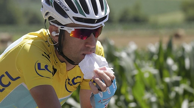 Vincenzo Nibali aprovecha para comer durante la etapa. AFP