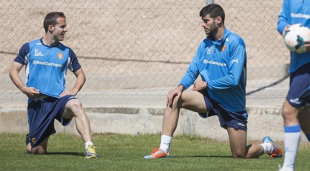 lamo, a la derecha, estira en un entrenamiento del Zaragoza. TONI GALN
