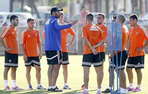 Nuno charla con los delanteros del Valencia durante la sesin