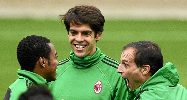 Robinho en las filas del Milan junto a Kak. AFP