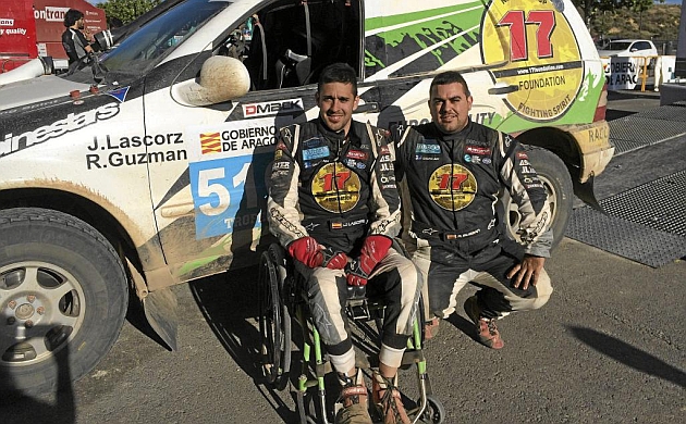 Joan Lascorz (29) y Ral Guzmn posan antes del inicio de una de las etapas de la carrera aragonesa que disputaron el fin de semana.