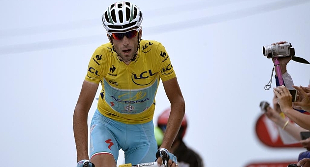 Nibali con el maillot amarillo. AFP