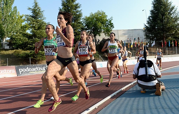 Nuria Fernndez al frente del grupo en las series de 1500 metros del Campeonato de Espaa de atletismo