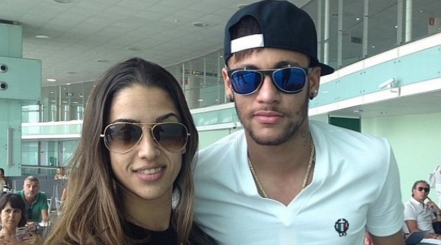 Neymar (22), se fotografi con una seguidora en el aeropuerto de Barcelona/ Instagram