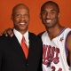 Kobe sienta en el banquillo de los Lakers al mentor que quiere cambiar su juego