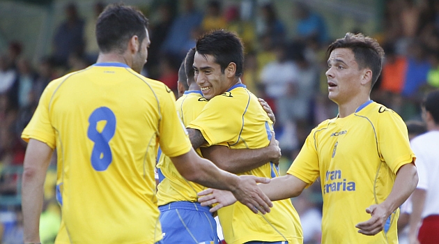 Los jugadores amarillos, con Araujo en el centro, celebran uno de los seis tantos / Web de la UD Las Palmas