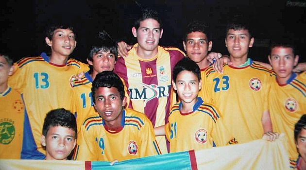 James posa en la foto con los chavales del Deportes Tolima.