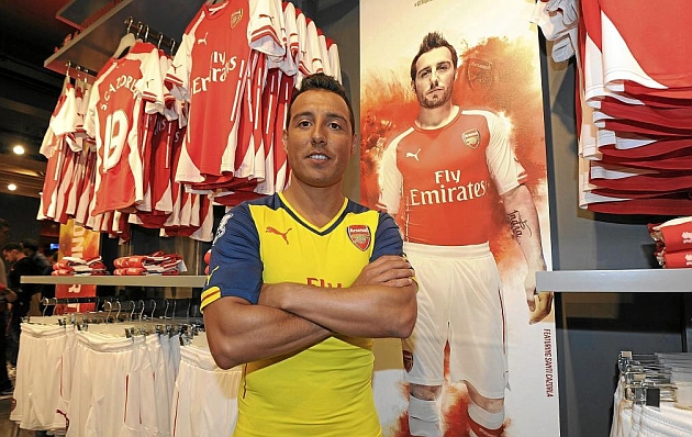Santi Cazorla (29) fue el encargado de presentar las nuevas equipaciones del Arsenal.