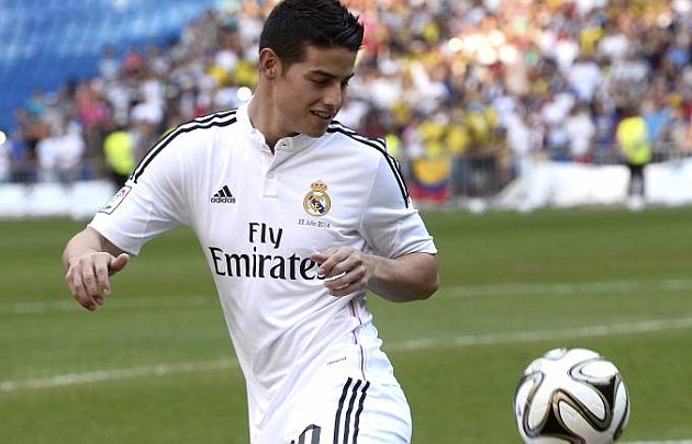 James (23), controla un baln durante su presentacin como jugador del Madrid.