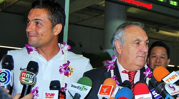 El tcnico y el presidente, Alfonso Garca, a su llegada a Tailandia/ udameriasad.com
