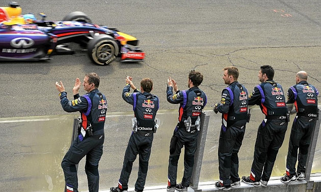 Daniel Ricciardo entrando en meta aplaudido por sus mecnicos en Hungra / RV. RACINGPRESS