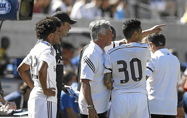 Ancelotti (54) da instrucciones a Omar (21) en el partido ante el Inter.