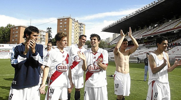 Arribas, Susaeta y Coke aplauden junto a otros compaeros a la aficin, Liga 2010-11. PABLO GARCA