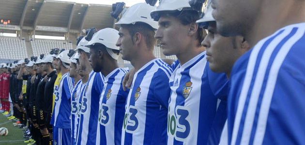 Los jugadores de los tres equipos salieron ataviados con cascos mineros. FOTO: C.Hernández