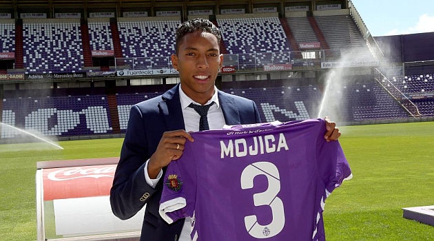 Johan Mojica, en su presentacin como nuevo jugador del Valladolid / Csar Minguela (Marca)
